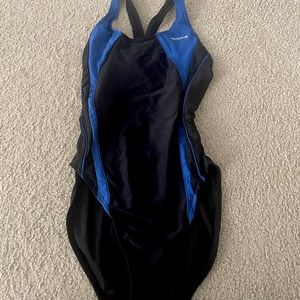 Sporti swimsuit, fits a preteen or small women, doesn’t show a size